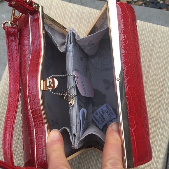 Sei red faux crocodile skin purse, brand new, gold hardware, beautiful, 5x7.5 in - Picture 8 of 8